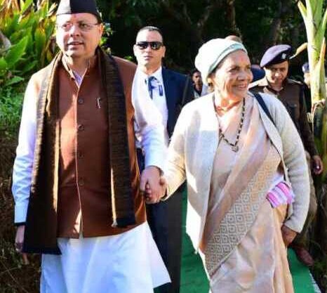 मुख्यमंत्री धामी की भावनात्मक वापसी, पैतृक गांव टुंडी-बारमौं में माता के साथ की मंदिर में पूजा