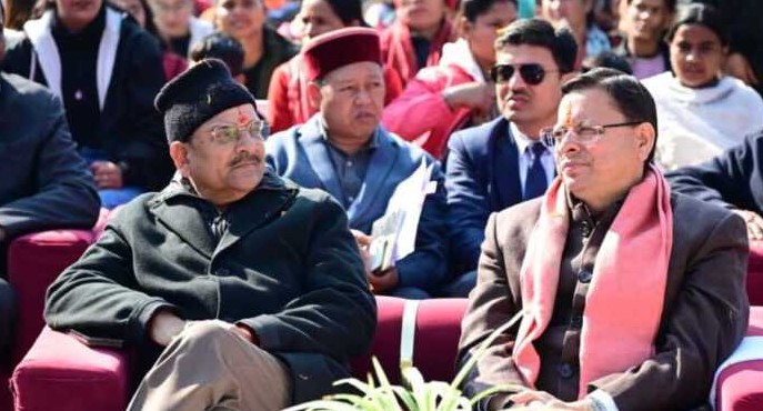 सीएम धामी ने कोटाबाग स्कूल में विद्यार्थियों के साथ सुना ‘मन की बात’, कार्यक्रम को बताया प्रेरणा स्रोत