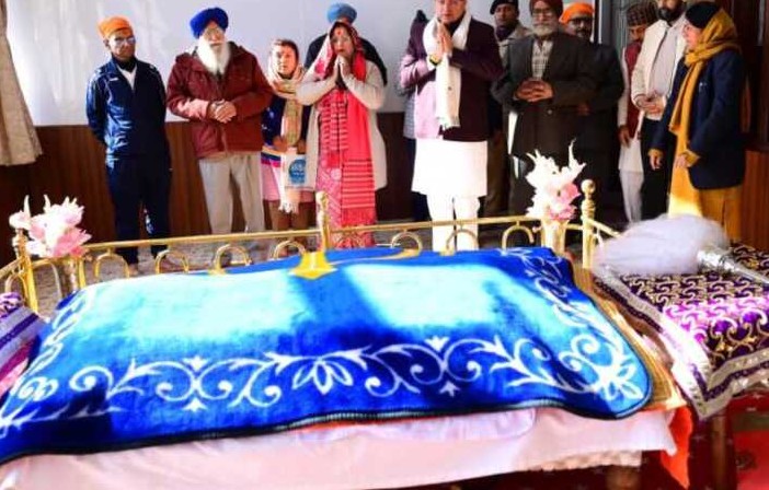 मुख्यमंत्री धामी ने मल्लीताल गुरुद्वारे में माथा टेका, वीर बाल दिवस पर साहिबजादों के बलिदान को नमन