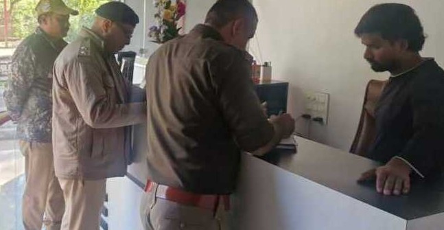 पौड़ी पुलिस का सत्यापन अभियान: लक्ष्मणझूला-रतापानी के रिसॉर्टों में जांच, ₹30,000 का चालान