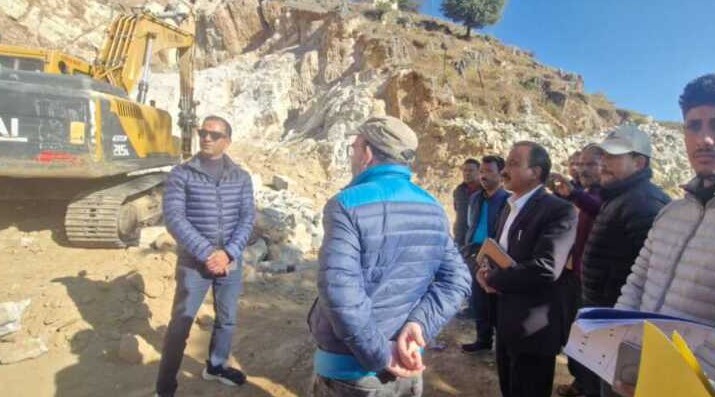 पिथौरागढ़ डीएम का सख्त रुख: पार्किंग परियोजनाओं में गुणवत्ता और समयसीमा पर जोर