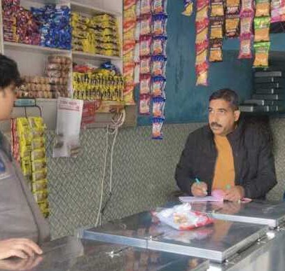 मुनि की रेती में सिंगल यूज़ प्लास्टिक के खिलाफ छापेमारी: 10 दुकानों पर चालान, 1700 रुपये जुर्माना