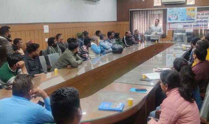 मुनि की रेती: स्वच्छता कर्मियों को बीमा सुविधा के लिए आयोजित हुआ विशेष शिविर