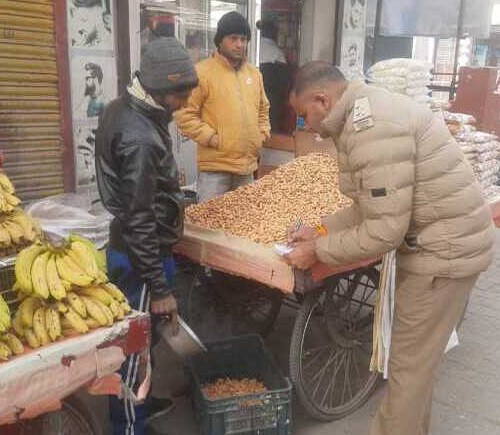 कोटद्वार में यातायात अभियान: सड़क किनारे रेहड़ी लगाने वालों के विरुद्ध कार्रवाई, 12 को किया चालान