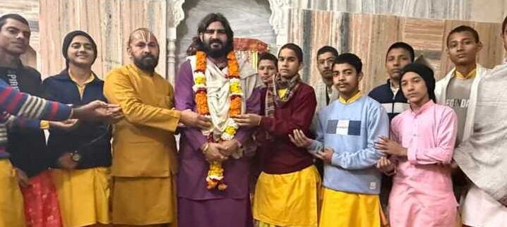 लंदन से लौटे महंत महेंद्र दास का ऋषिकेश में भव्य स्वागत, ‘घर-घर रामायण’ के प्रचार को दिया श्रेय