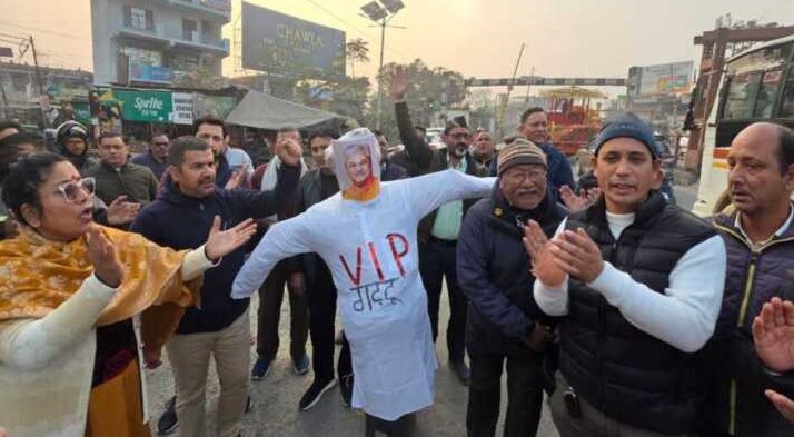 अंकिता हत्याकांड में VIP नाम उजागर, कांग्रेस कार्यकर्ताओं ने भाजपा सरकार का पुतला दहन कर दर्ज कराया विरोध
