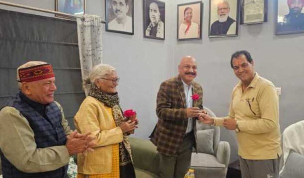 विधायक डॉ. प्रेमचंद अग्रवाल से मिलने पहुंची गढ़वाली फिल्म ‘घंगतोल’ की टीम, किया पोस्टर भेंट