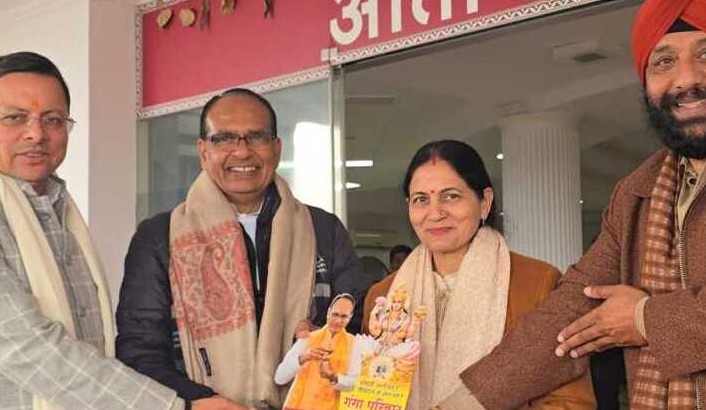 सीएम धामी और पूर्व महापौर अनिता ममगाईं ने केंद्रीय मंत्री शिवराज सिंह चौहान का किया स्वागत, गौचर में किसान दिवस में लेंगे भाग