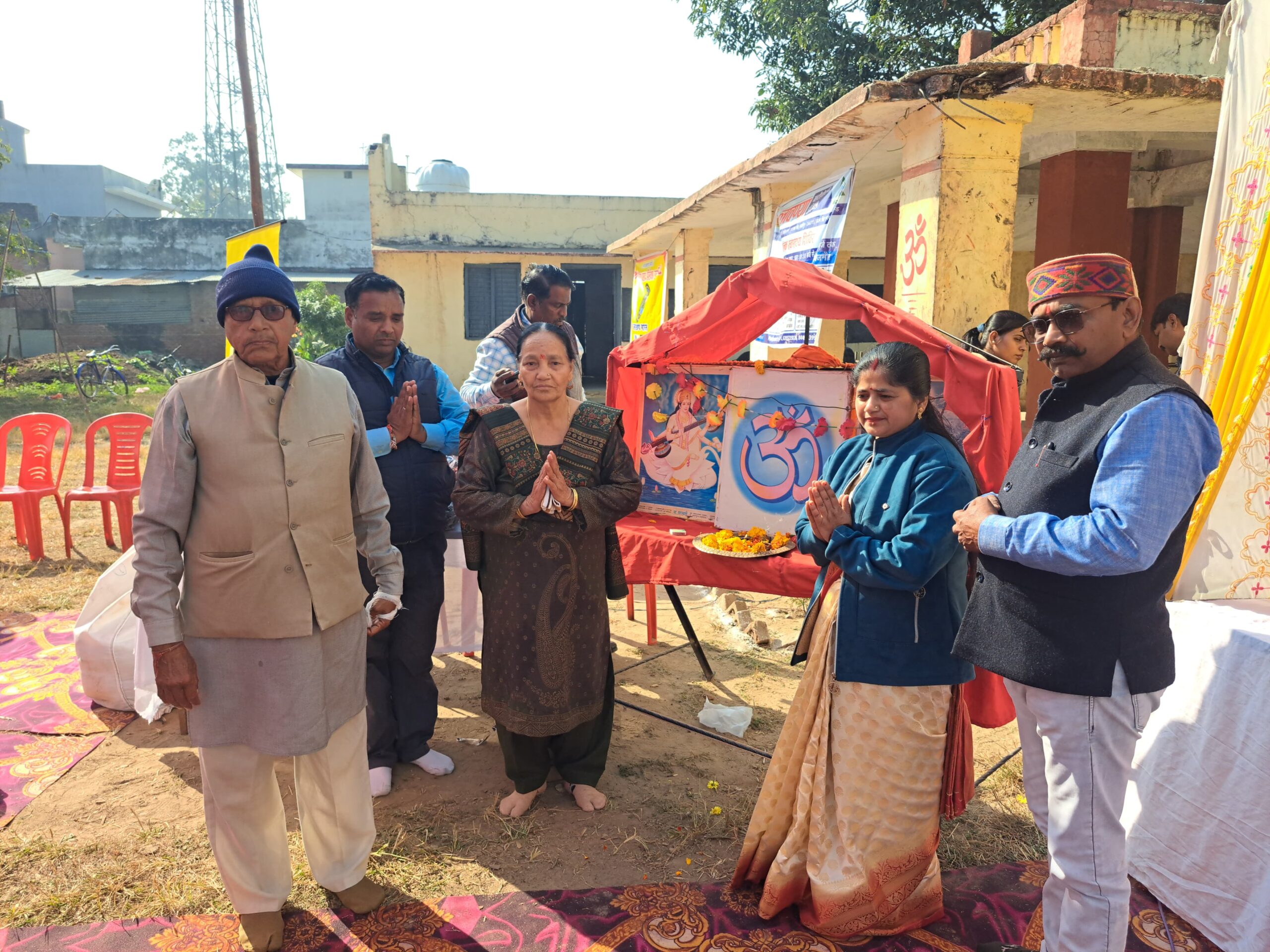 श्री मनोरथ प्रसाद हरिवंश स्मृति ट्रस्ट ने लगाया निःशुल्क स्वास्थ्य शिविर और बच्चों को बांटी स्कूल ड्रेस