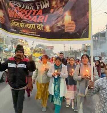 अंकिता भंडारी को न्याय दिलाने की मांग को लेकर मुनि की रेती में निकाला गया शांतिपूर्ण कैंडल मार्च