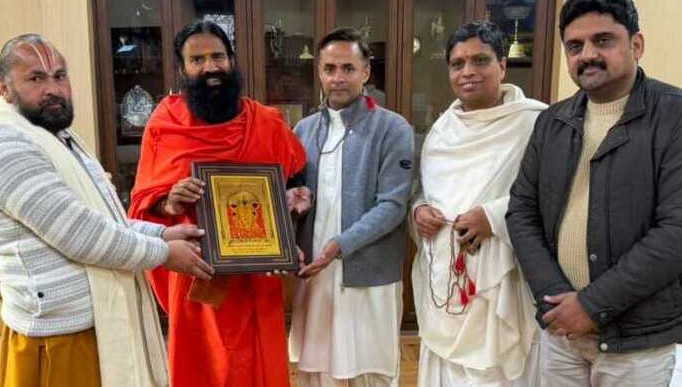 पतंजलि योगपीठ में बाबा रामदेव से मिलने पहुंचे हृषिकेश नारायण भारत मंदिर के महंत, दिया बसंत महोत्सव का निमंत्रण