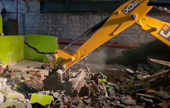 मुख्यमंत्री के निर्देश पर सख्त कार्रवाई: देहरादून के घंटाघर इलाके में अवैध मजार को प्रशासन ने किया ध्वस्त