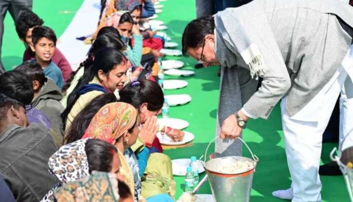 टनकपुर में माघ खिचड़ी भोज में शामिल हुए मुख्यमंत्री धामी, स्थानीय नागरिकों के साथ लिया प्रसाद