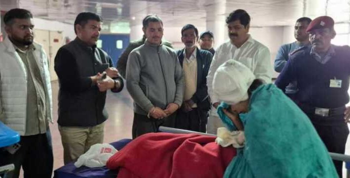 भालू हमले में घायल महिला से एम्स में मिले कांग्रेस अध्यक्ष गोदियाल, सरकार पर लगाया लापरवाही का आरोप