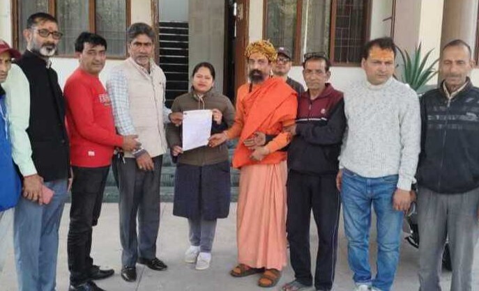 ऋषिकेश: अखिलेश्वर मंदिर परिसर में ऊर्जा फेंसिंग और वृक्षारोपण की मांग को लेकर वन अधिकारी को दिया ज्ञापन