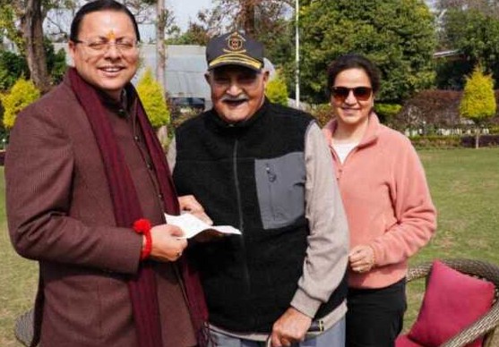 देहरादून: सेवानिवृत्त ब्रिगेडियर हरीश चंद्र जोशी ने मुख्यमंत्री राहत कोष में दिया 10 लाख का योगदान