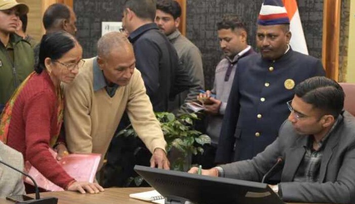 देहरादून में डीएम के जनदर्शन में 163 शिकायतें, विधवा को मौके पर मिली आर्थिक सहायता और पेंशन
