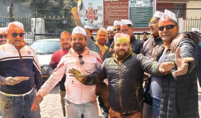 नैनीताल जिला बार सभागार में होली मिलन: न्यायाधीशों और अधिवक्ताओं ने खेले रंग, गूंजे होली के गीत