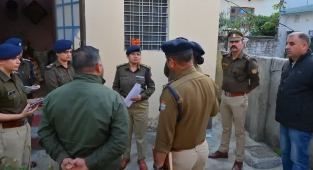 ऋषिकेश महिला हत्या मामले: IPS अधिकारी विशाखा भदाणे ने की जांच समीक्षा, पीड़ित परिवार से लिए बयान