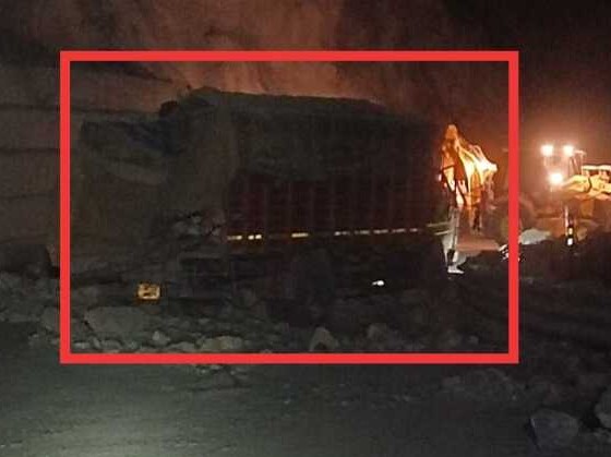 टिहरी: तोताघाटी में भूस्खलन की चपेट में आया ट्रक, SDRF ने चालक का शव बरामद किया