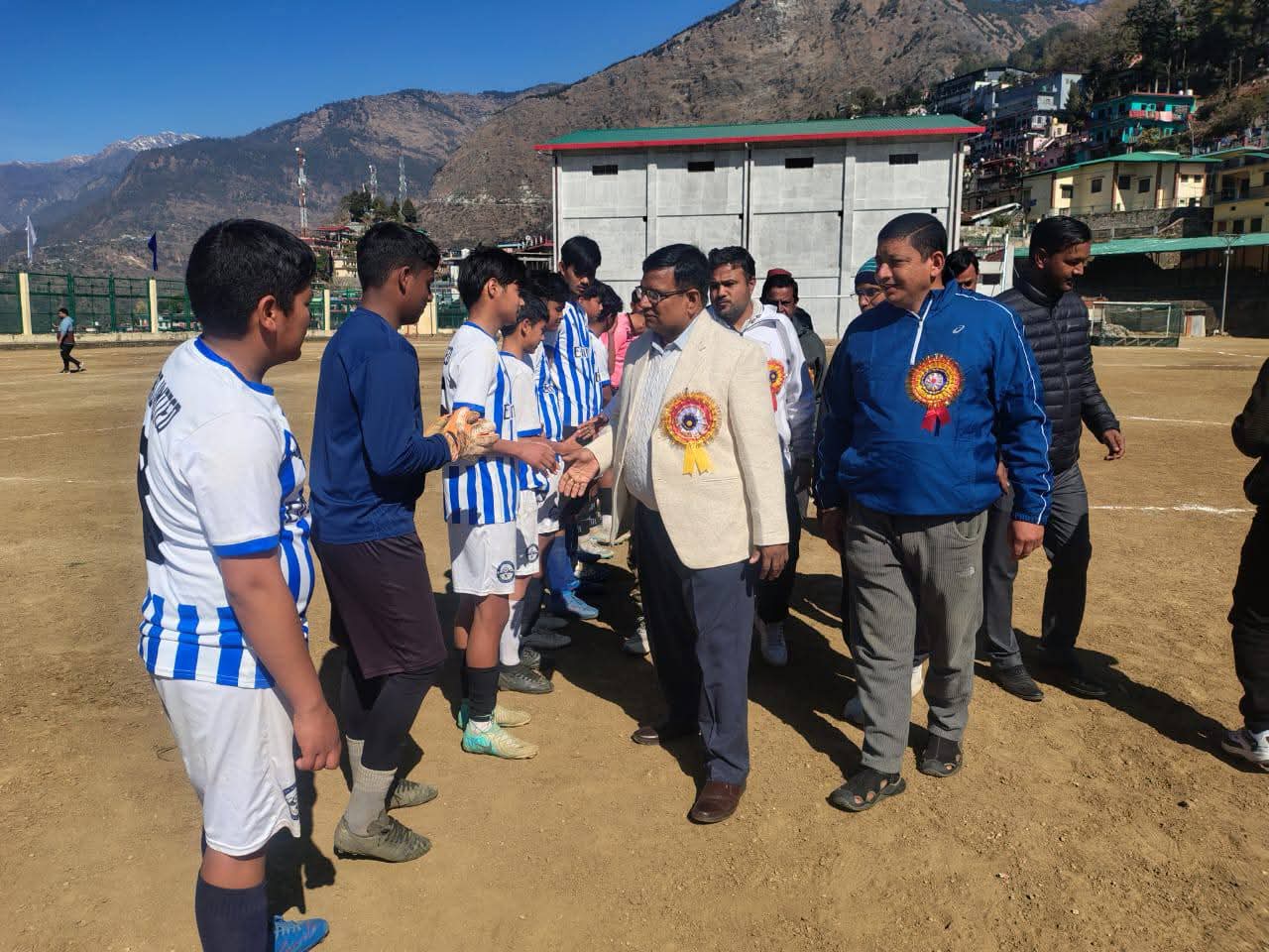 चमोली में जूनियर बालक फुटबॉल प्रतियोगिता का शुभारंभ, 12 टीमें ले रहीं भाग