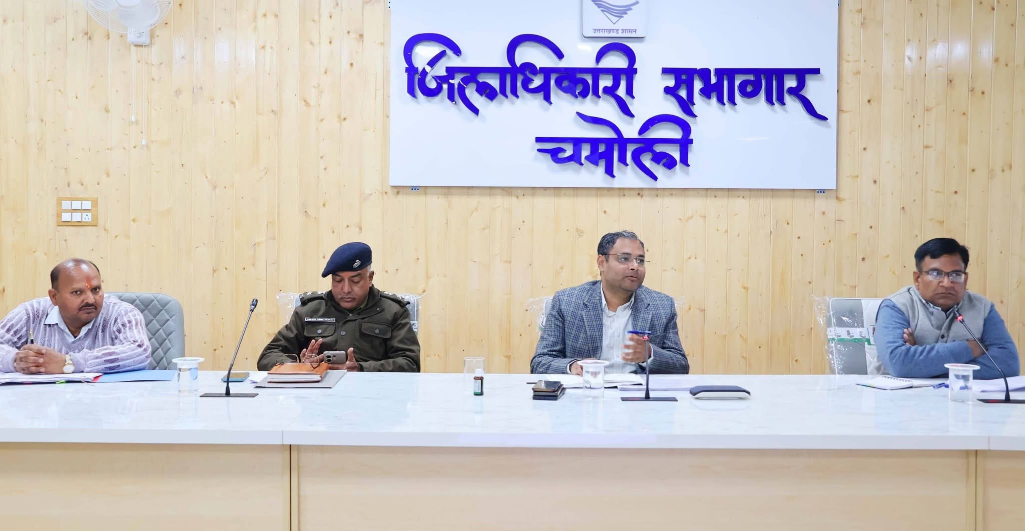 जिलाधिकारी गौरव कुमार ने राजस्व अधिकारियों की ली बैठक, लंबित प्रकरणों के त्वरित निस्तारण के दिए निर्देश