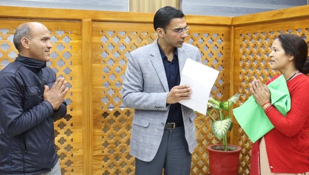 टिहरी बांध परियोजना के विस्थापित परिवार को 15 वर्षों बाद मिला उनकी जमीन पर कब्जा, डीएम ने दिलाया हक