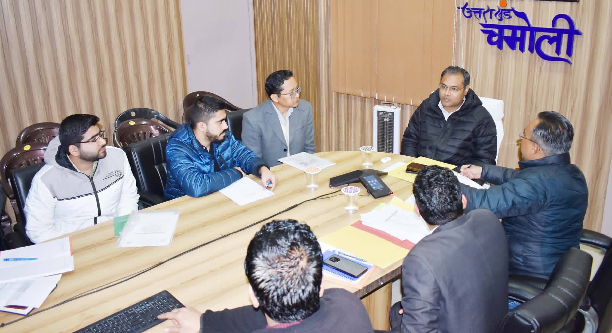 जिलाधिकारी गौरव कुमार ने की मातृ-शिशु मृत्यु दर की समीक्षा, हाई-रिस्क प्रेग्नेंसी के मामलों पर दिया जोर