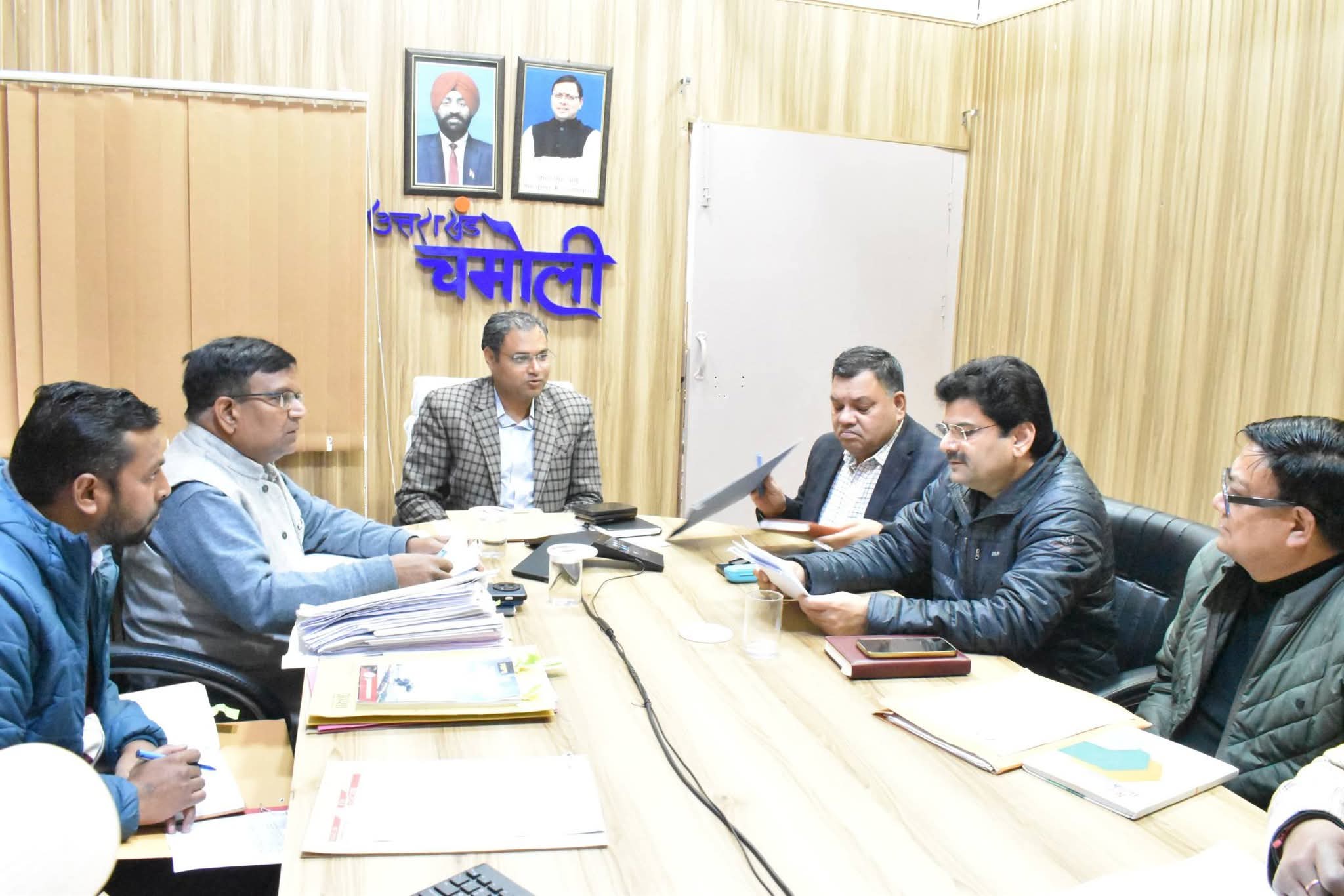 ऋषिकेश-कर्णप्रयाग रेल लाइन परियोजना: चमोली में लंबित प्रकरणों के निस्तारण हेतु डीएम ने ली बैठक