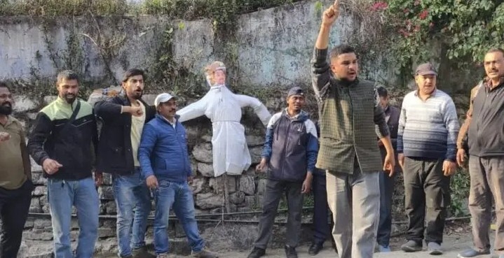 शिक्षा निदेशालय मारपीट मामला: नारायणबगड़ में विधायक का पुतला दहन, कर्मचारियों का धरना जारी