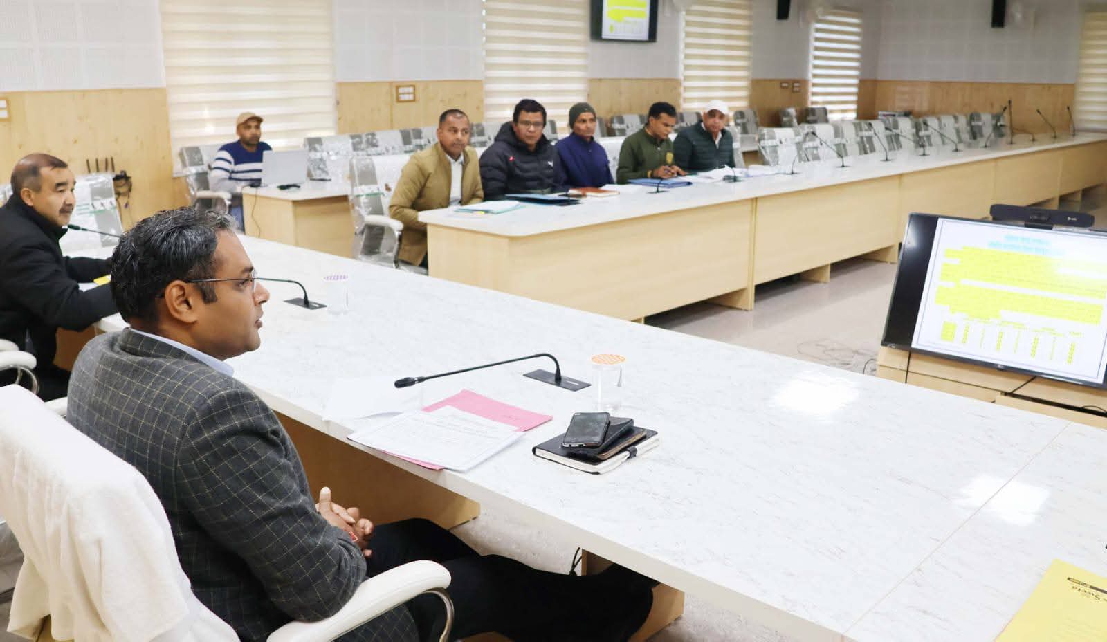 चमोली में जिला सहकारी विकास समिति की बैठक: एमपैक्स को मजबूत करने और अनाज भंडारण पर जोर