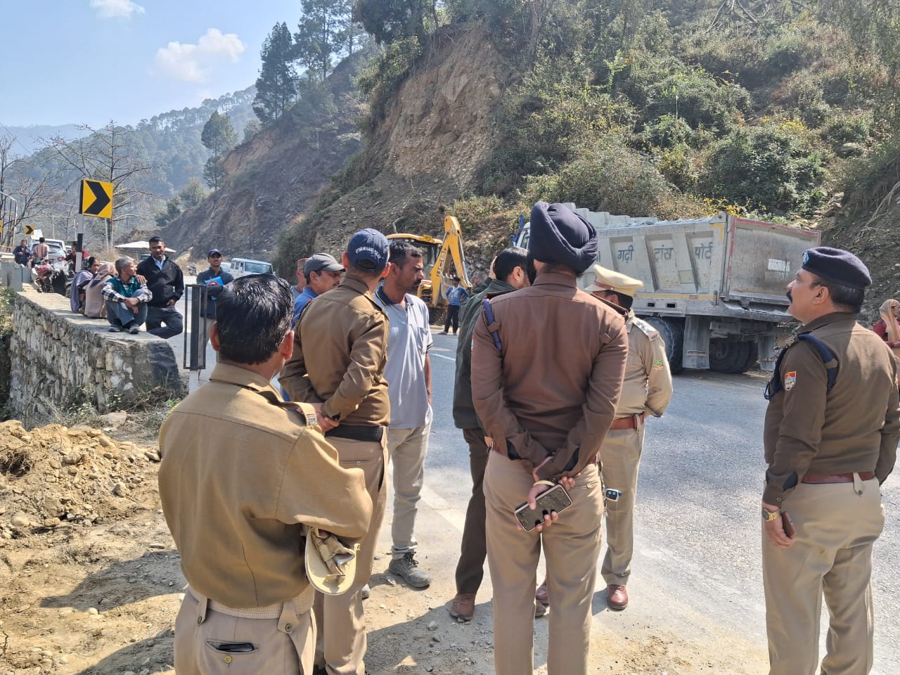 कर्णप्रयाग के लंगासू में रेलवे परियोजना के डंपिंग यार्ड का विरोध, ग्रामीणों ने रोका काम