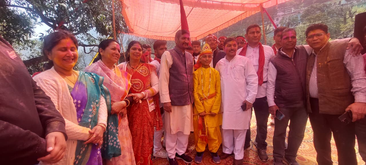 गौचर में पत्रकारों का होली मिलन: विधायक अनिल नौटियाल रहे मौजूद, गूंजे होली गीत