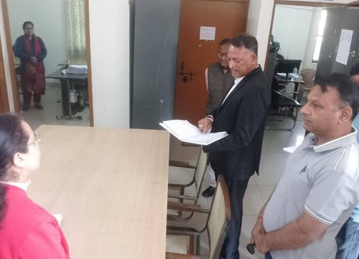 सीडीओ अरविन्द पाण्डे का विकास खण्ड हल्द्वानी में औचक निरीक्षण, अनुपस्थित कर्मचारी का वेतन रोकने के निर्देश