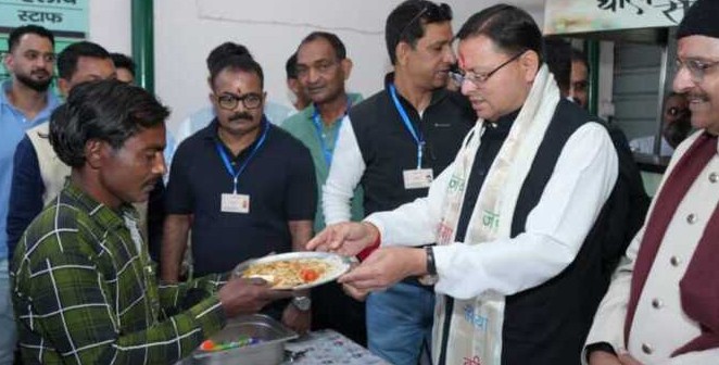 हल्द्वानी में थाल सेवा कार्यक्रम में सीएम धामी ने परोसा भोजन, बोले- यह सच्ची जनसेवा की मिसाल