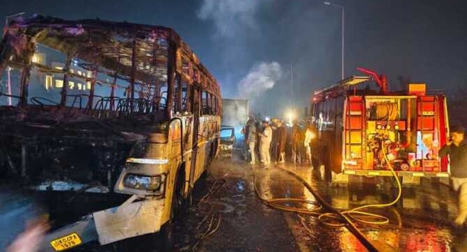 रायवाला में बस-ट्रॉली टक्कर के बाद स्कॉर्पियो में लगी आग, एक की मौत, 15 घायल