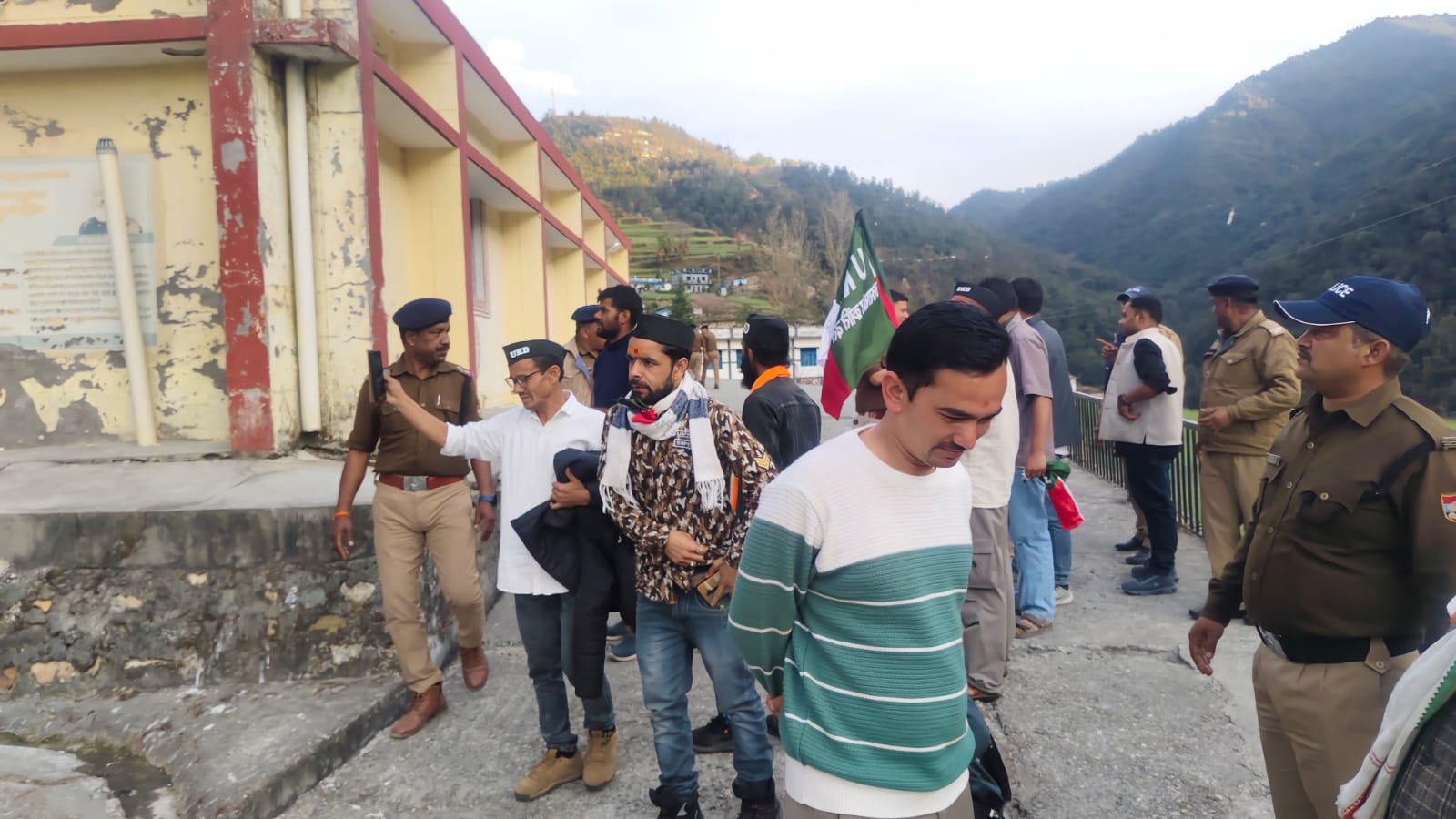 गैरसैंण को स्थायी राजधानी न बनाए जाने पर यूकेडी का उग्र प्रदर्शन, विधायकों को रोका, कार्यकर्ता सड़क पर लेटे