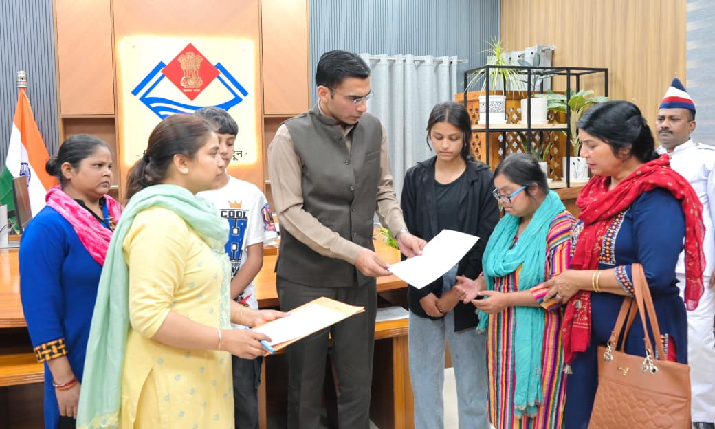 देहरादून: सीएसआर फंड से दो असहाय महिलाओं को मिली एक-एक लाख की आर्थिक मदद