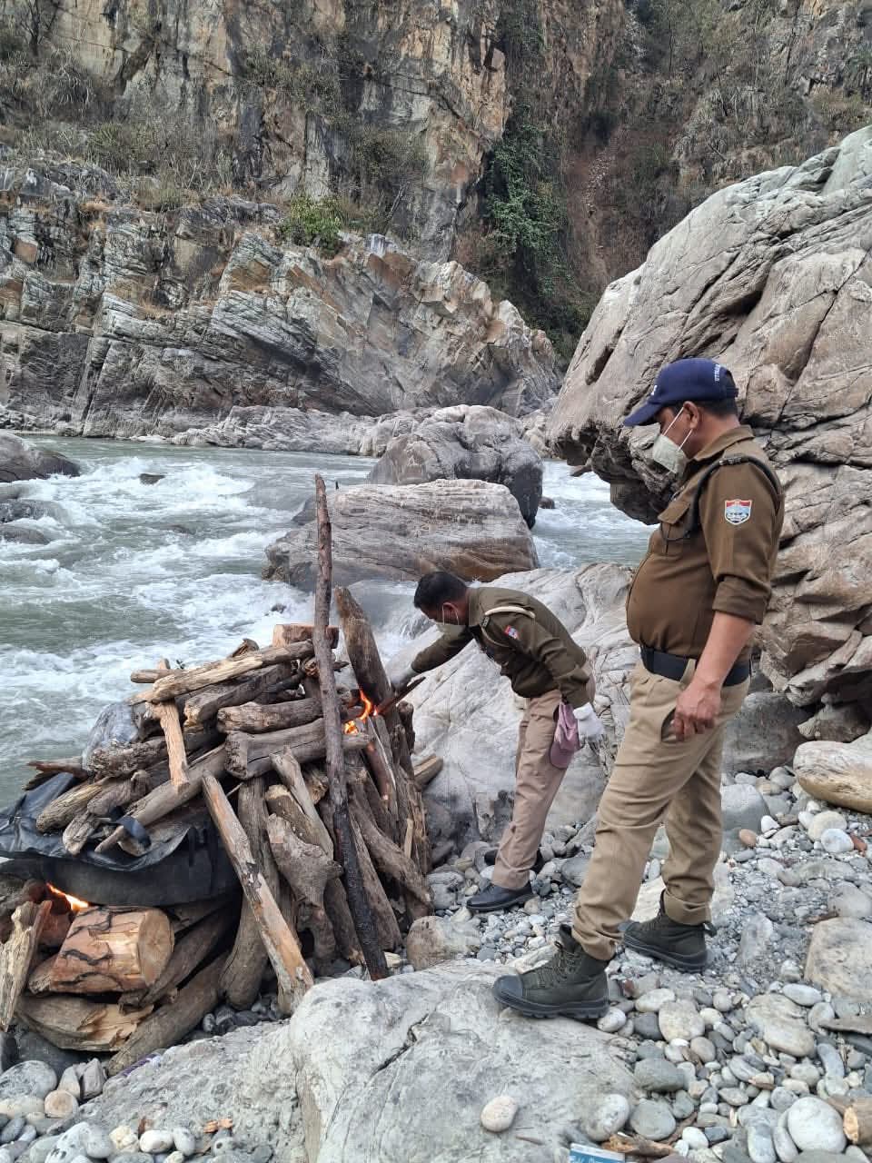 चमोली: पुलिस ने दिखाई मानवता की मिसाल, अज्ञात शव का धार्मिक विधि से किया अंतिम संस्कार