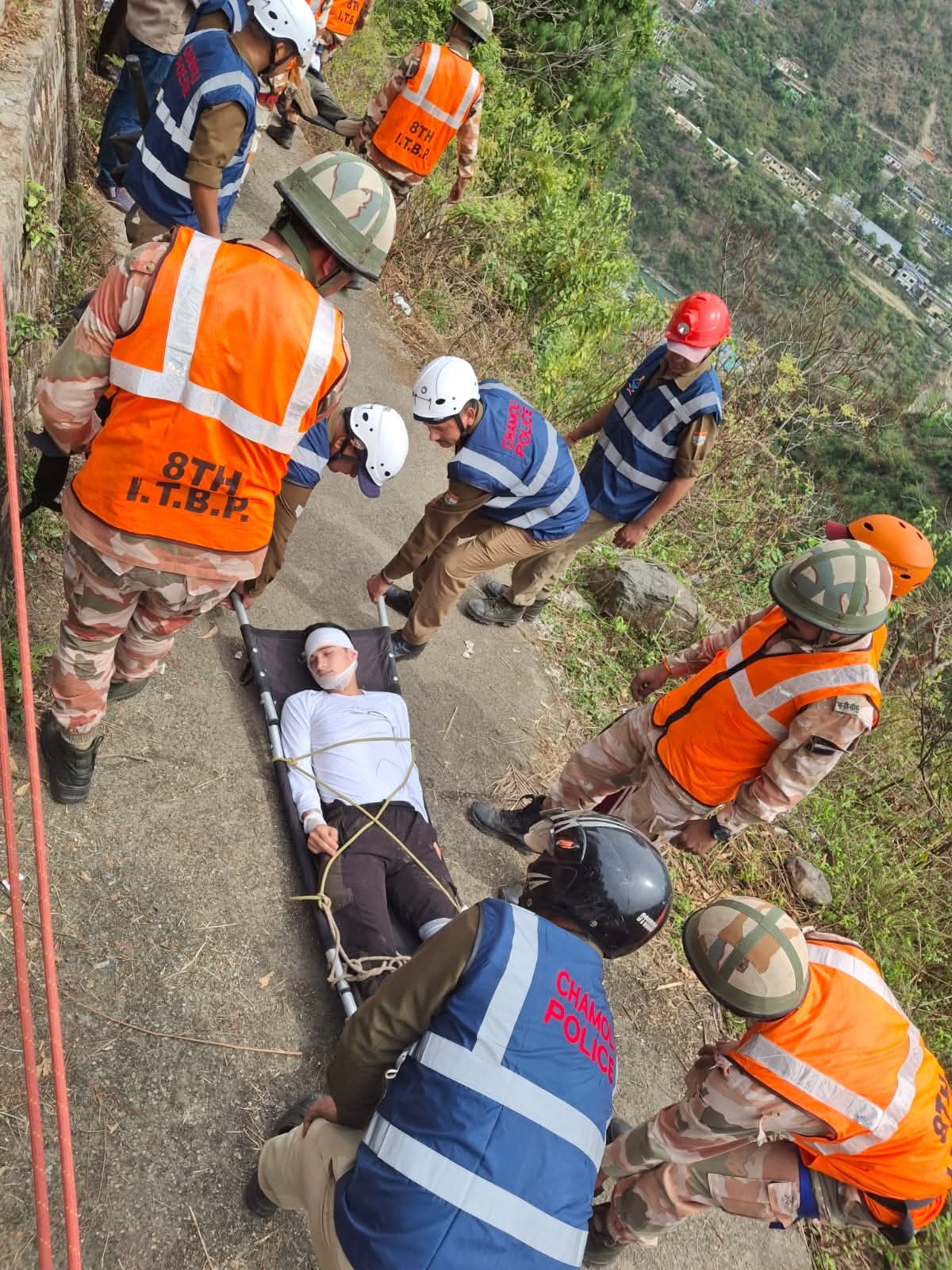 चारधाम यात्रा से पहले चमोली में मेगा मॉक ड्रिल, भूकंप-भूस्खलन जैसे परिदृश्यों पर किया अभ्यास