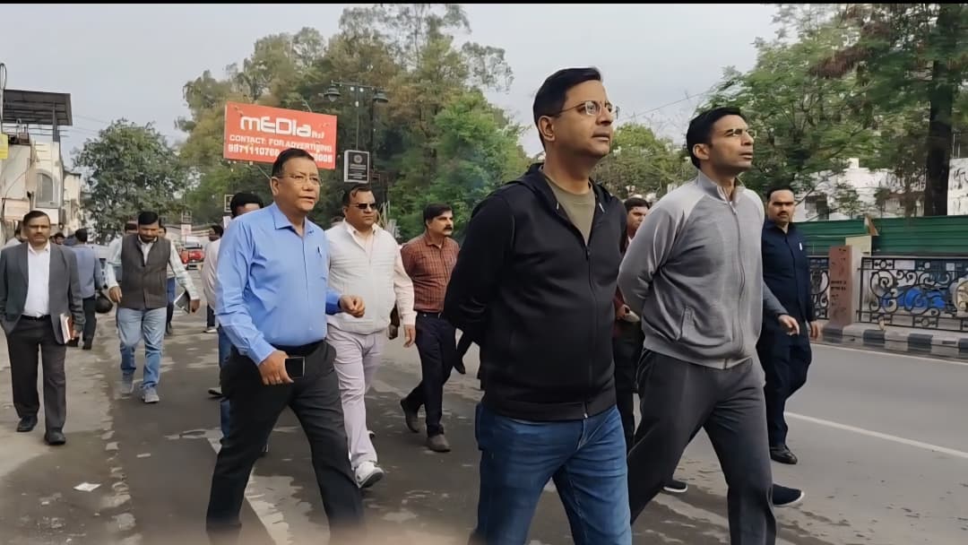 देहरादून: सड़क कटिंग के बाद रेस्टोरेशन पर सख्ती, सचिव लोनिवि और डीएम ने सुबह 6 बजे किया निरीक्षण