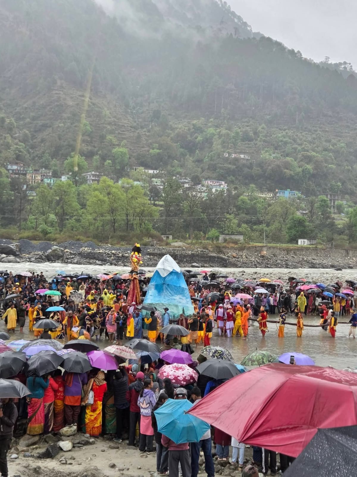 चमोली: सिवाई अलकनंदा तट पर 27 गांवों की आराध्य मां चंडिका जिलासू की देवरा यात्रा में भव्य समुद्र मंथन