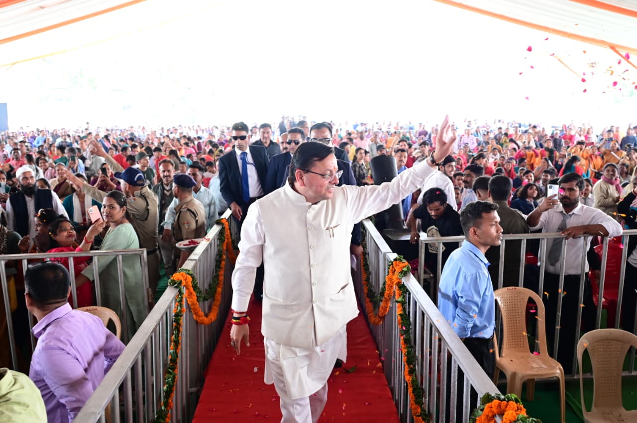 जनता से सीधे जुड़े विभागों ने लगाए स्टॉल, मौके पर ही पात्र लोगों को किया लाभान्वित