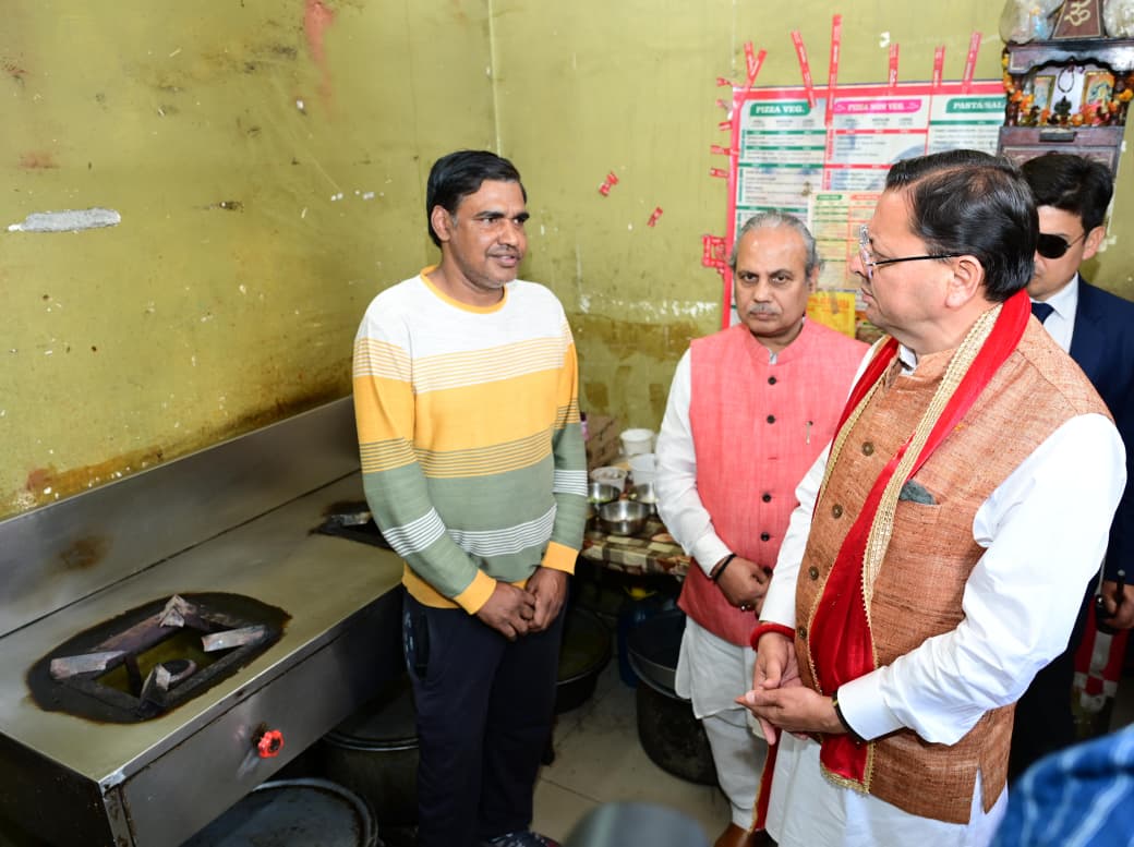 सीएम धामी ने गढ़ी कैंट के रेस्टोरेंट में जाकर ली गैस आपूर्ति की जानकारी, संचालक ने बताई समस्या