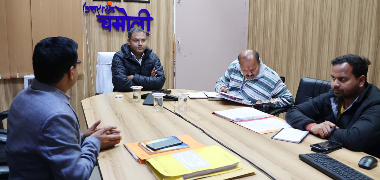 चमोली: जनगणना 2027 की तैयारियों को लेकर डीएम गौरव कुमार की अध्यक्षता में हुई समीक्षा बैठक