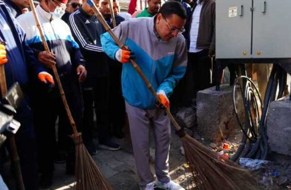 देहरादून: सीएम धामी ने ‘स्वेच्छा से स्वच्छता’ कार्यक्रम में लिया भाग, स्वयं की सफाई
