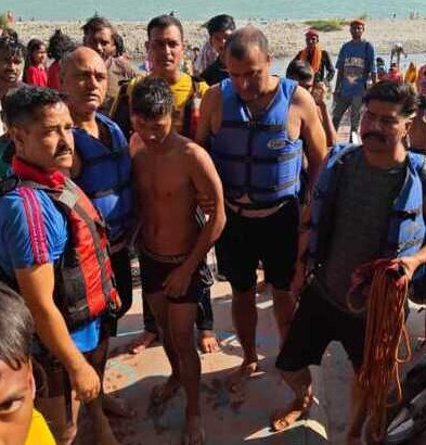 ऋषिकेश: गंगा पार कर राजाजी पार्क के जंगल में फँसा नेपाली युवक, जल पुलिस ने किया सुरक्षित रेस्क्यू