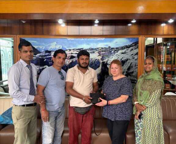 ऋषिकेश में ईमानदारी की गूँज: ऑटो चालक गोपाल ने विदेशी महिला को सुरक्षित लौटाया बैग