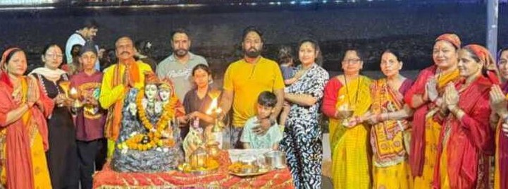 ऋषिकेश: पूर्णानंद घाट महिला गंगा आरती में आशा भोसले को दी गई भावभीनी श्रद्धांजलि