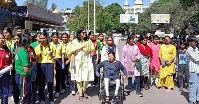 ऋषिकेश: त्रिवेणी घाट पर स्वच्छता अभियान का आयोजन, छात्र-छात्राओं ने बढ़-चढ़कर लिया भाग